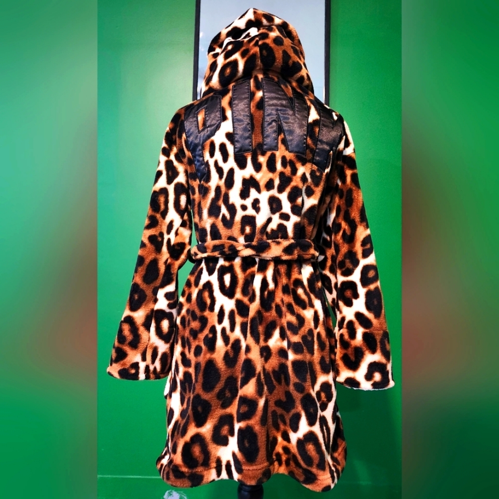 (H) VS Pink Rare HTF Cheetah Robe 🐆